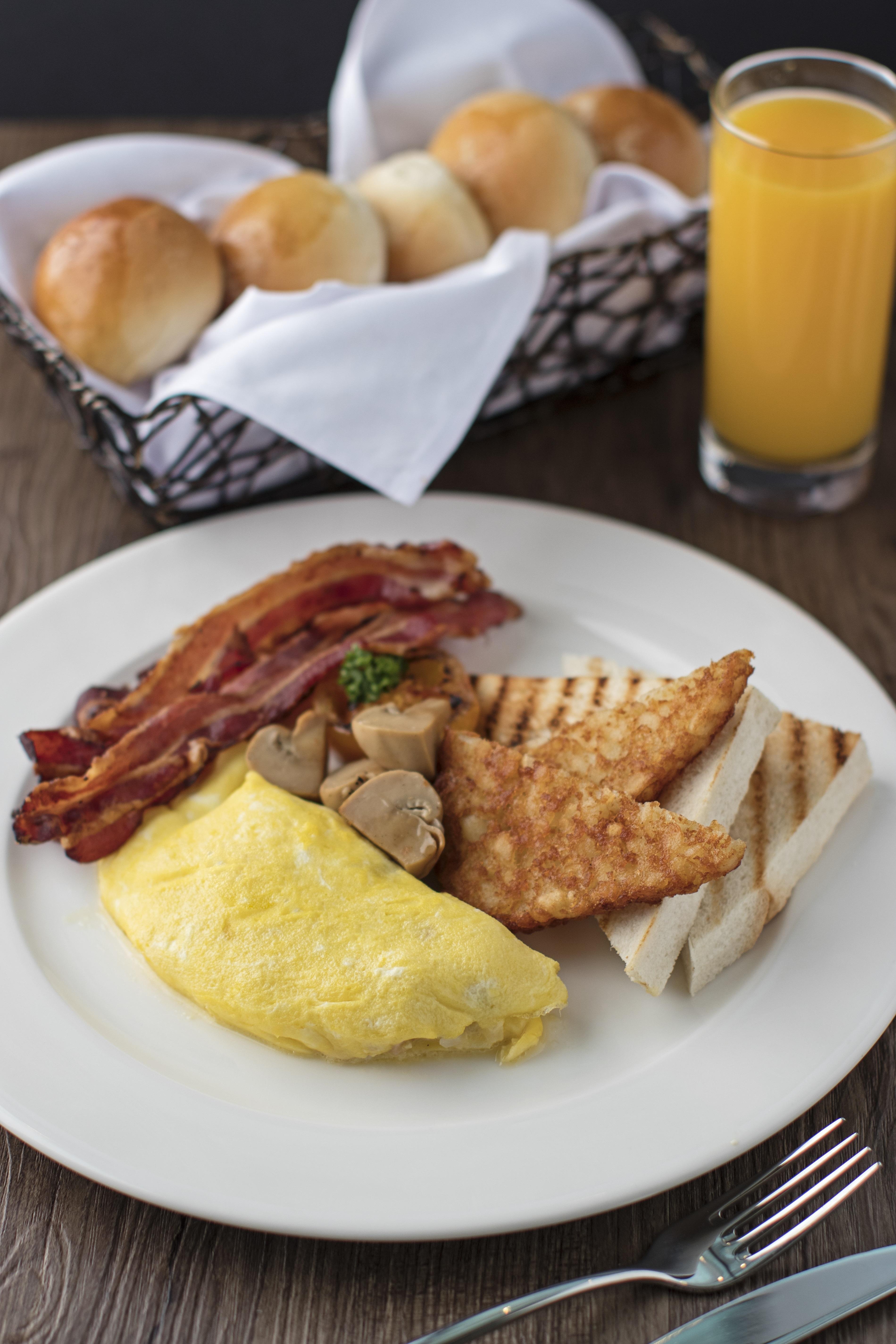 Seda Vertis North Quezon City Exterior foto A breakfast plate with bacon, eggs, and toast