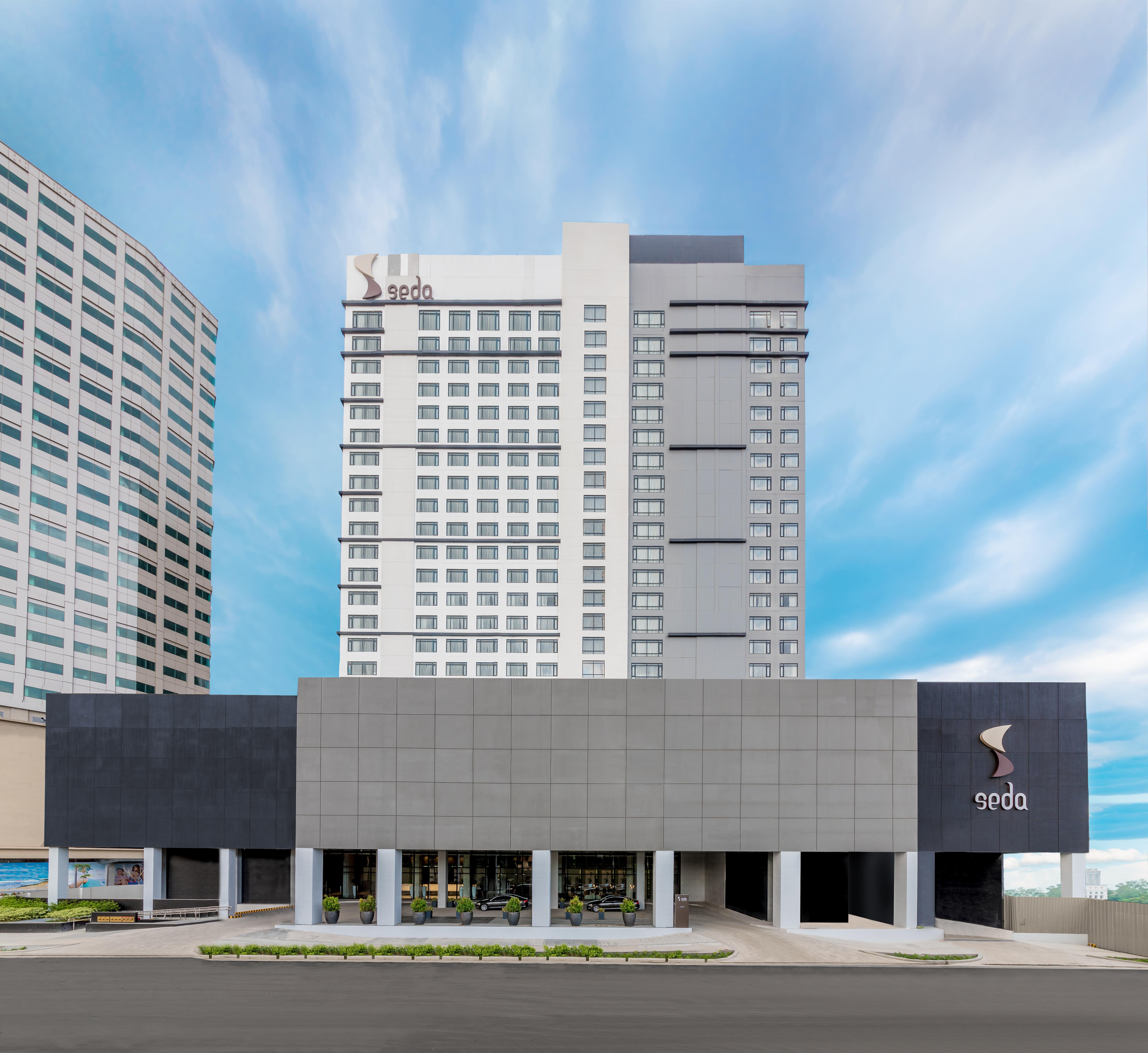 Seda Vertis North Quezon City Exterior foto The Seda Hotel in Iloilo City