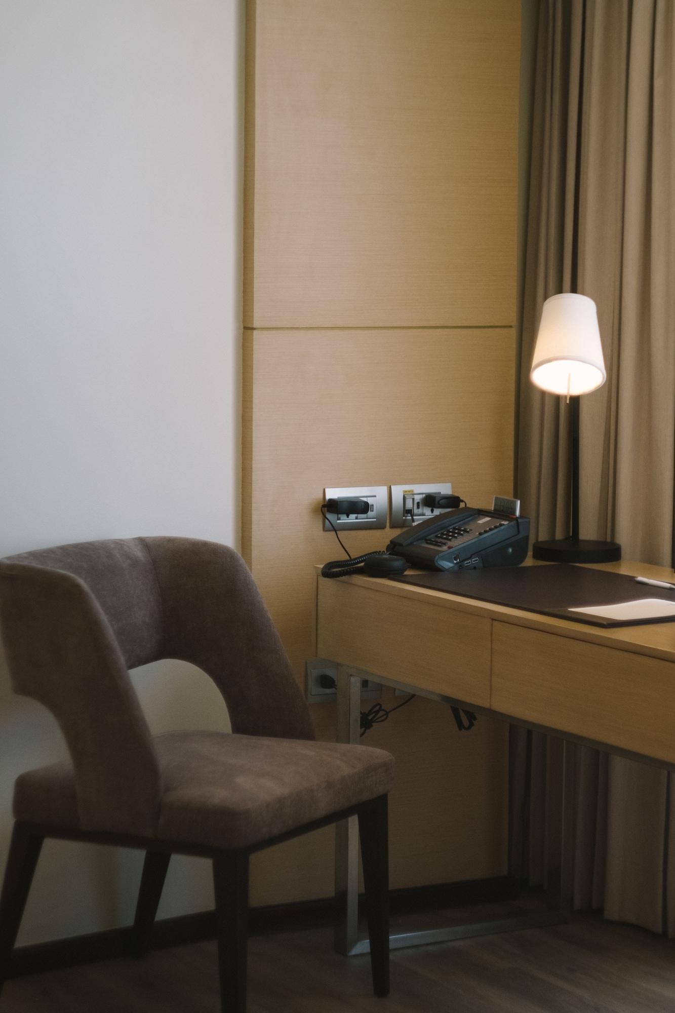 Seda Vertis North Quezon City Exterior foto A hotel room telephone