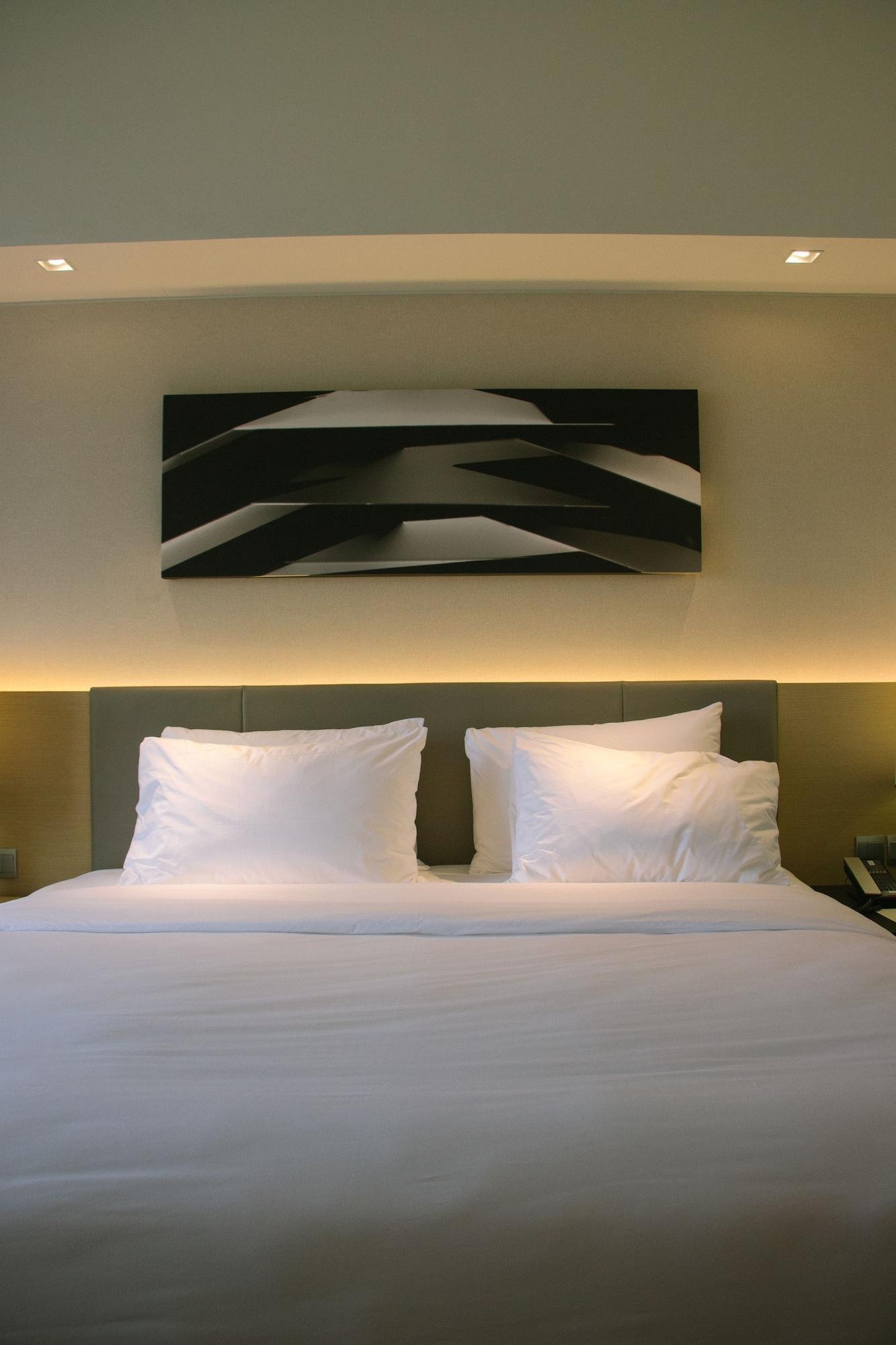 Seda Vertis North Quezon City Exterior foto A bed with two pillows