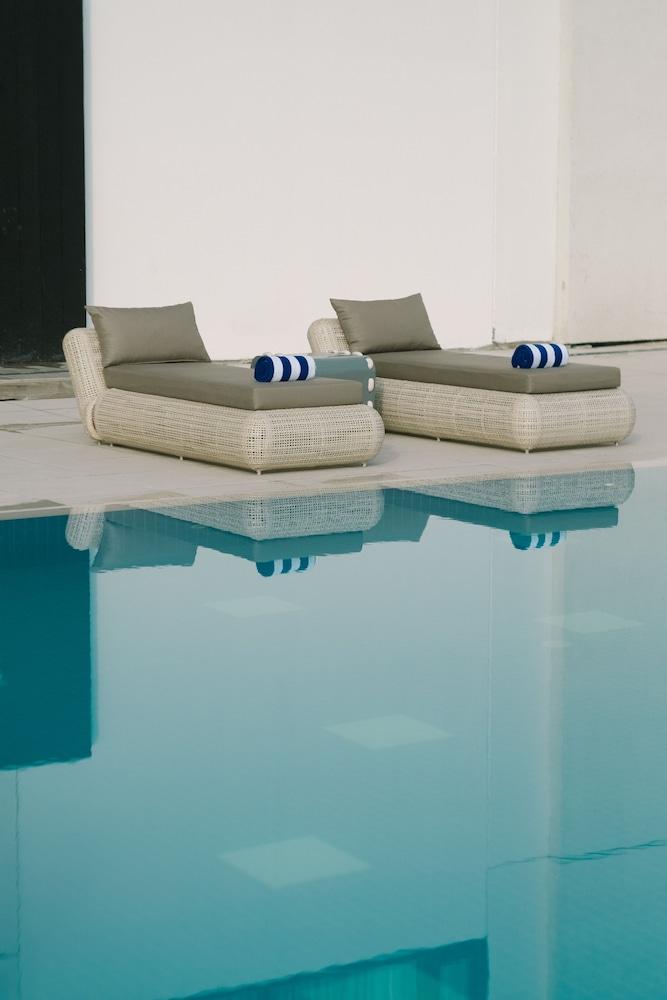 Seda Vertis North Quezon City Exterior foto Pool furniture