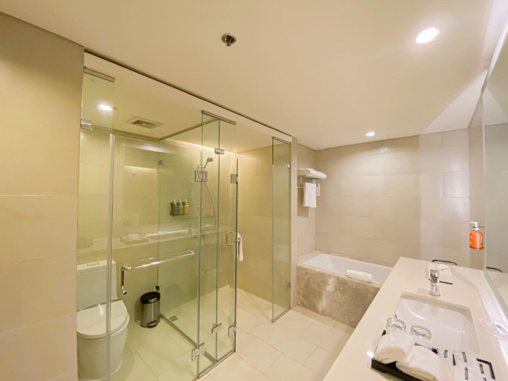 Seda Vertis North Quezon City Exterior foto A bathroom in a hotel