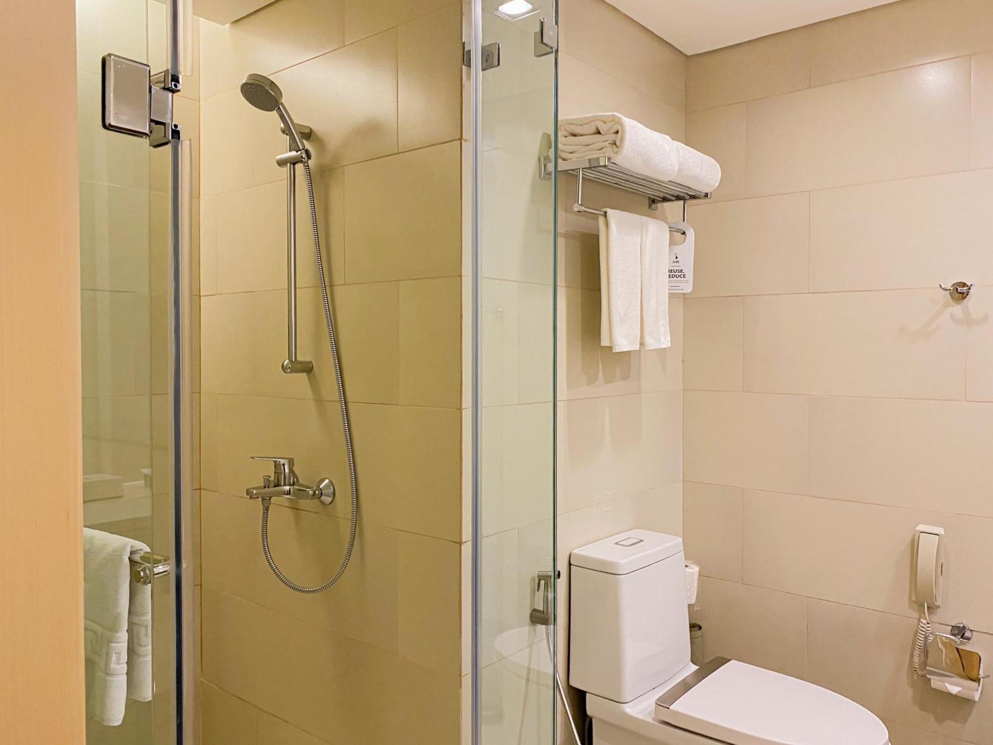 Seda Vertis North Quezon City Exterior foto A shower cubicle with a sliding door
